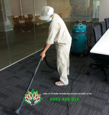 Công nhân đang vệ sinh thảm văn phòng